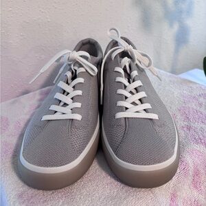 Rothy’s Women’s The Lace Up Sneaker
Gray knit material